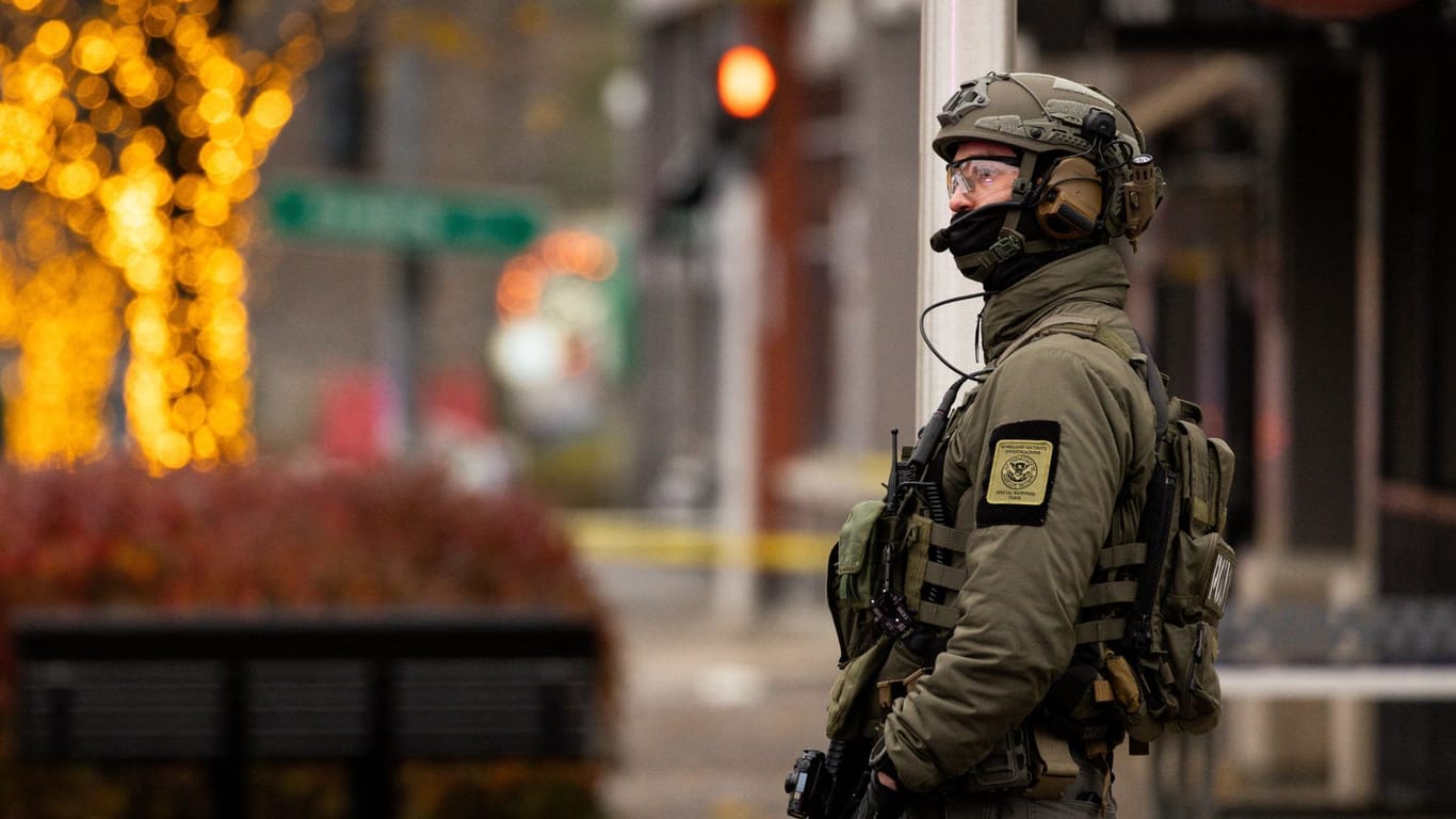 USA-CANADA/NIAGARSchwer bewaffneter Polizist nahe der Grenze zu Kanada: An dem Grenzübergang zu den USA kam es zu einem versuchten Terroranschlag. A