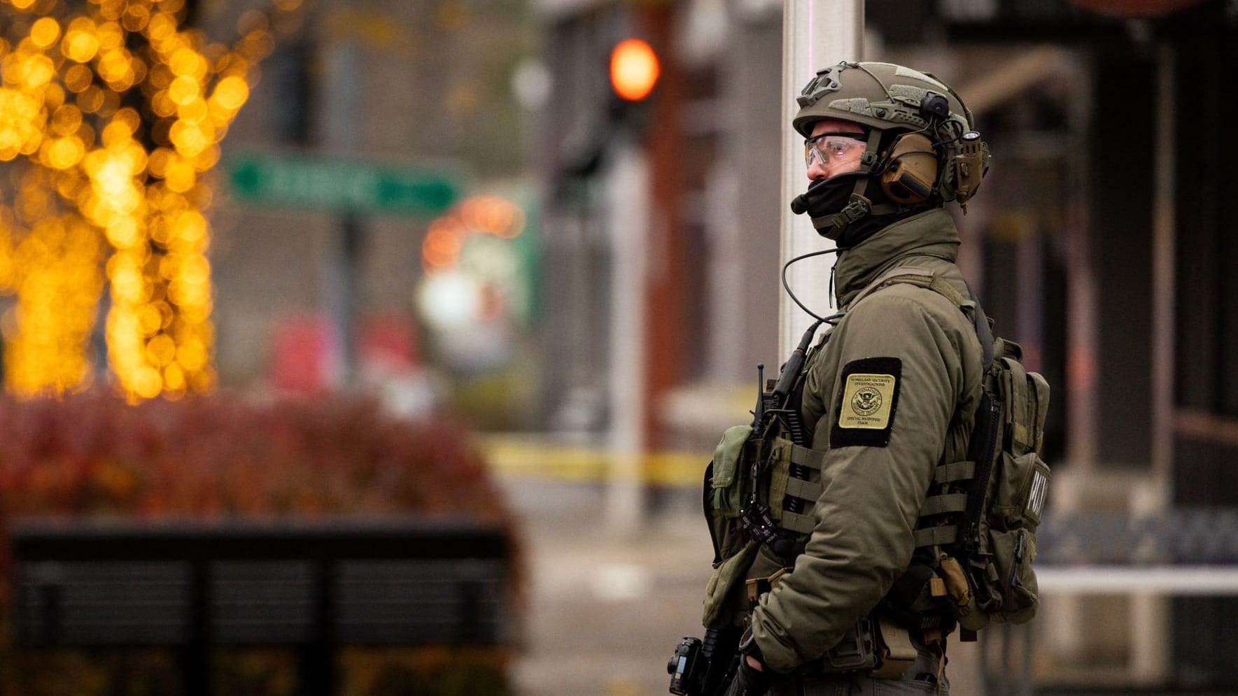 Schwer bewaffneter Polizist nahe der Grenze zu Kanada: An dem Grenzübergang zu den USA kam es zu einer Explosion.