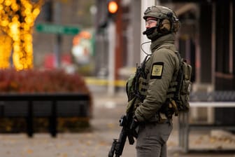 Schwer bewaffneter Polizist nahe der Grenze zu Kanada: An dem Grenzübergang zu den USA kam es zu einer Explosion.