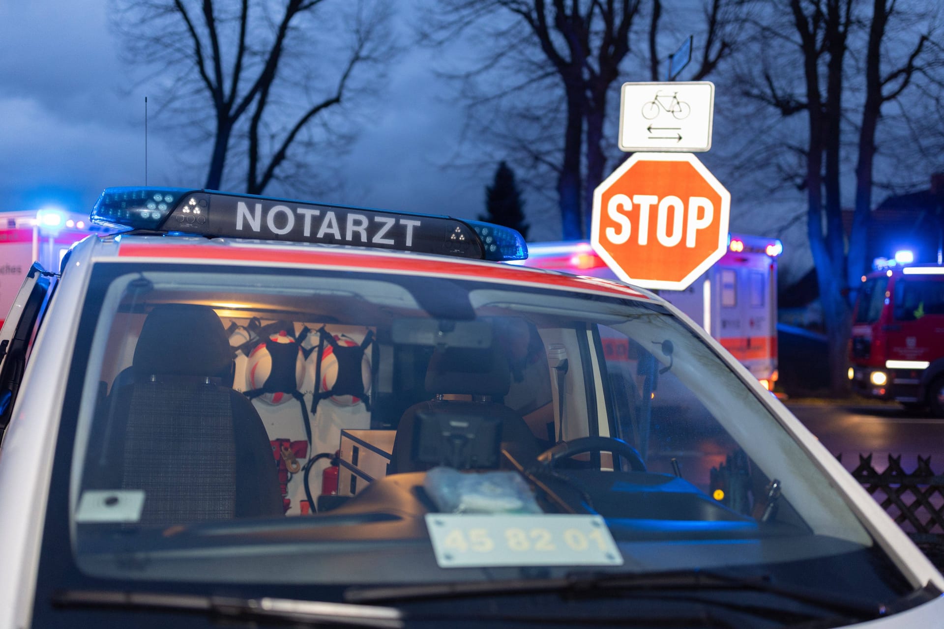 Notarztwagen in Niedersachsen (Symbolfoto): In Hildesheim hat ein Mann mehrere Menschen angegriffen.