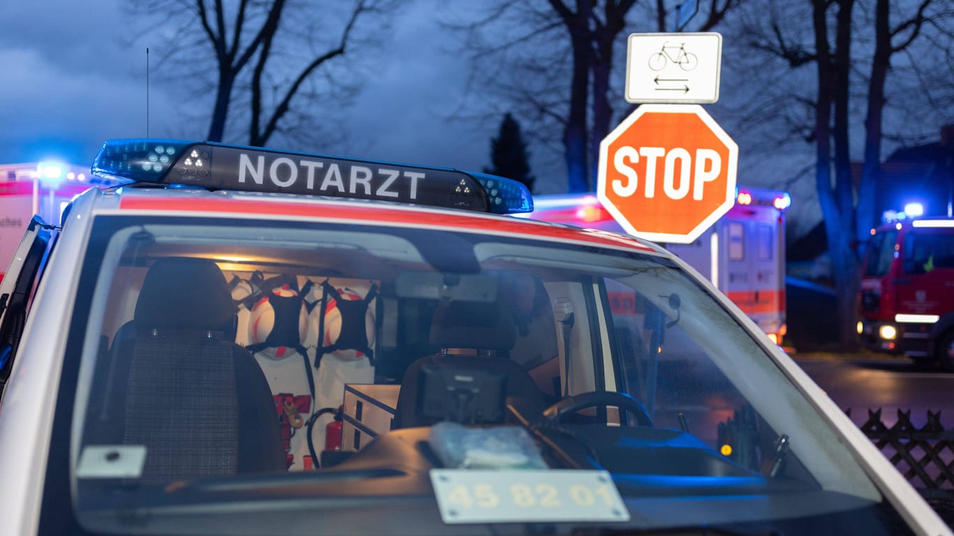 Notarztwagen in Niedersachsen (Symbolfoto): In Hildesheim hat ein Mann mehrere Menschen angegriffen.