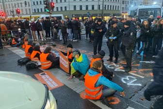 Klimaaktivisten: Die "Letzte Generation" hat im Berliner Feierabendverkehr für Stau gesorgt.