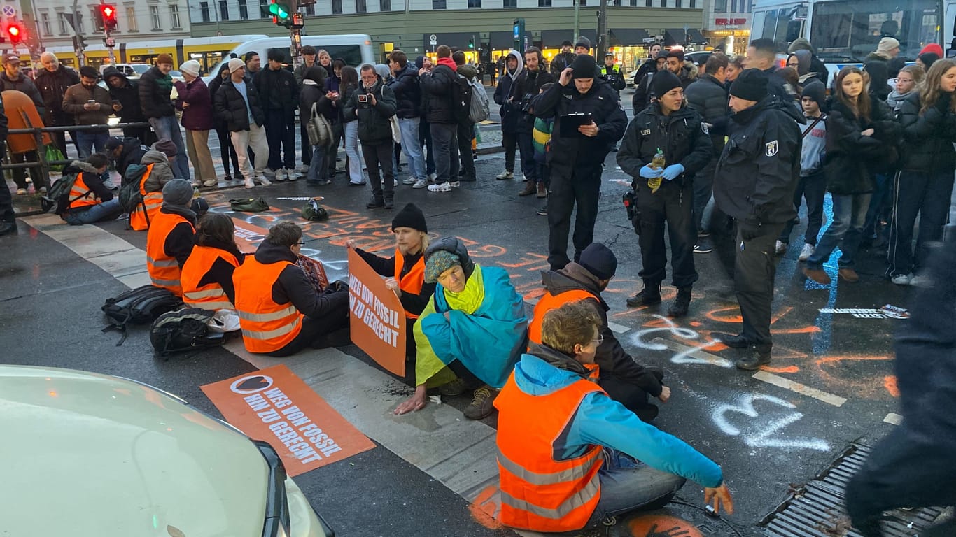 Klimaaktivisten: Die "Letzte Generation" hat im Berliner Feierabendverkehr für Stau gesorgt.
