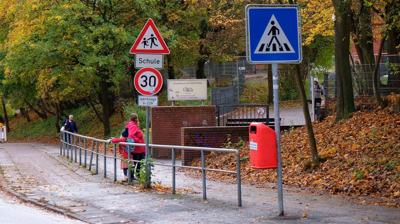 Eine Grundschule in der Heimfelder Weusthofstraße: Zwei Männer haben am Dienstagmittag eine 29-Jährige Frau aufs Schulgelände gezerrt und dort sexuelle Handlungen an ihr vorgenommen.