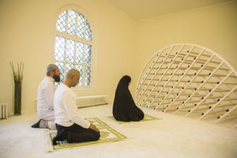 Gemeindemitglieder der Ibn Rushd-Goethe Moschee in bei Gebet: Das Gotteshaus bleibt bis auf Weiteres für die Öffentlichkeit geschlossen.