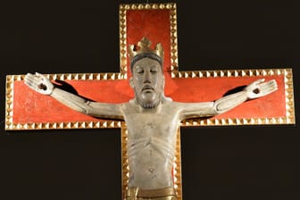 Kruzifix über dem Altar einer Kriche (Symbolbild): Ein Gericht beschäftigt sich derzeit mit einem Fall von gleichgeschlechtlichem Sex.