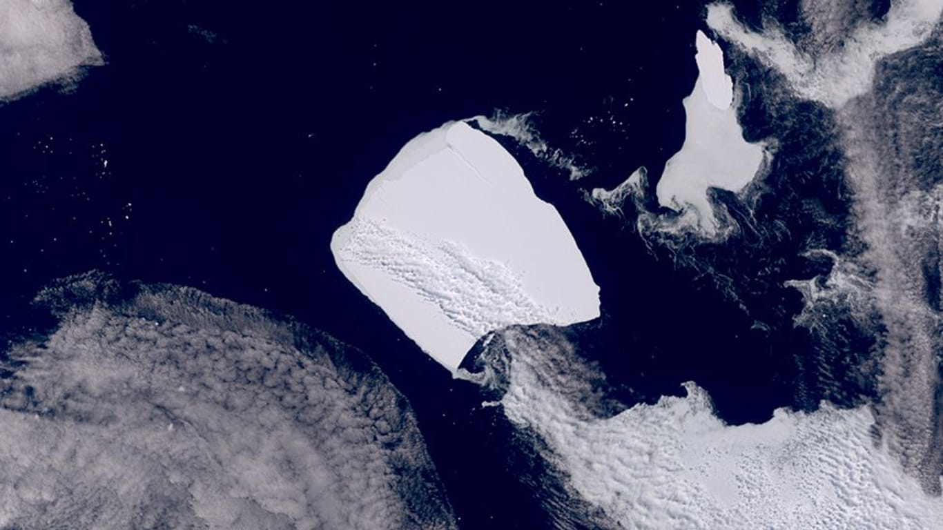 A23a heißt die riesige Eisscholle, die im Ozean der Antarktis treibt.