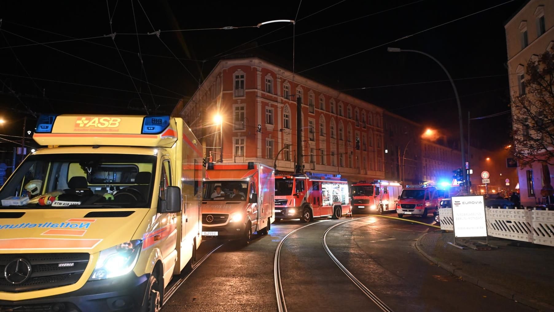 Viele Rettungskräfte im Einsatz: Die Feuerwehr war mit 70 Personen vor Ort. Viele Rettungskräfte im Einsatz: Die Feuerwehr war mit 70 Personen vor Ort.