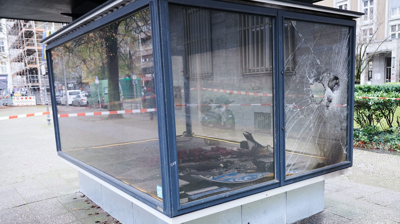 Die Glasscheibe des Schaukastens vor dem Rathaus Tiergarten ist zersplittert, Rußspuren sind zu erkennen: Die Polizei ermittelt zu dem Vorfall.