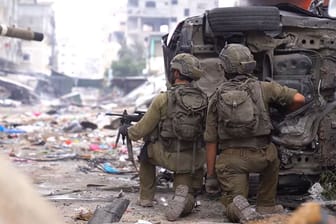 Israelische Soldaten in Gaza: Die Armee führt im Al-Schifa-Krankenhaus nach eigenen Angaben eine "gezielte Operation" gegen die Hamas durch.