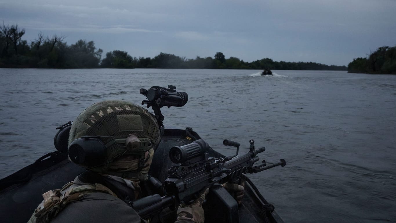 Ukrainischer Soldat im Schnellboot auf dem Dnipro: Bei ihrem Vorstoß am Ostufer des Flusses geraten die Truppen unter schweren Artilleriebeschuss der russischen Armee.