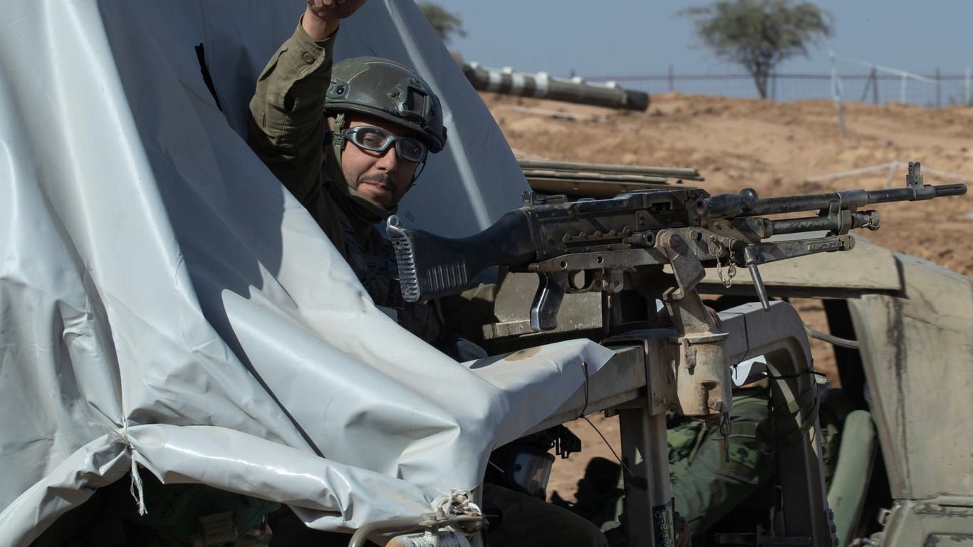 Ein israelischer Soldat (Archivbild): Heute soll eine viertätige Waffenruhe im Gazastreifen beginnen.