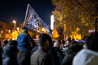 Teilnehmer der Demonstration in Essen schwenken Fahnen mit Koranauszügen: Vor allem islamistische Extremisten nutzen diese Symbolik.