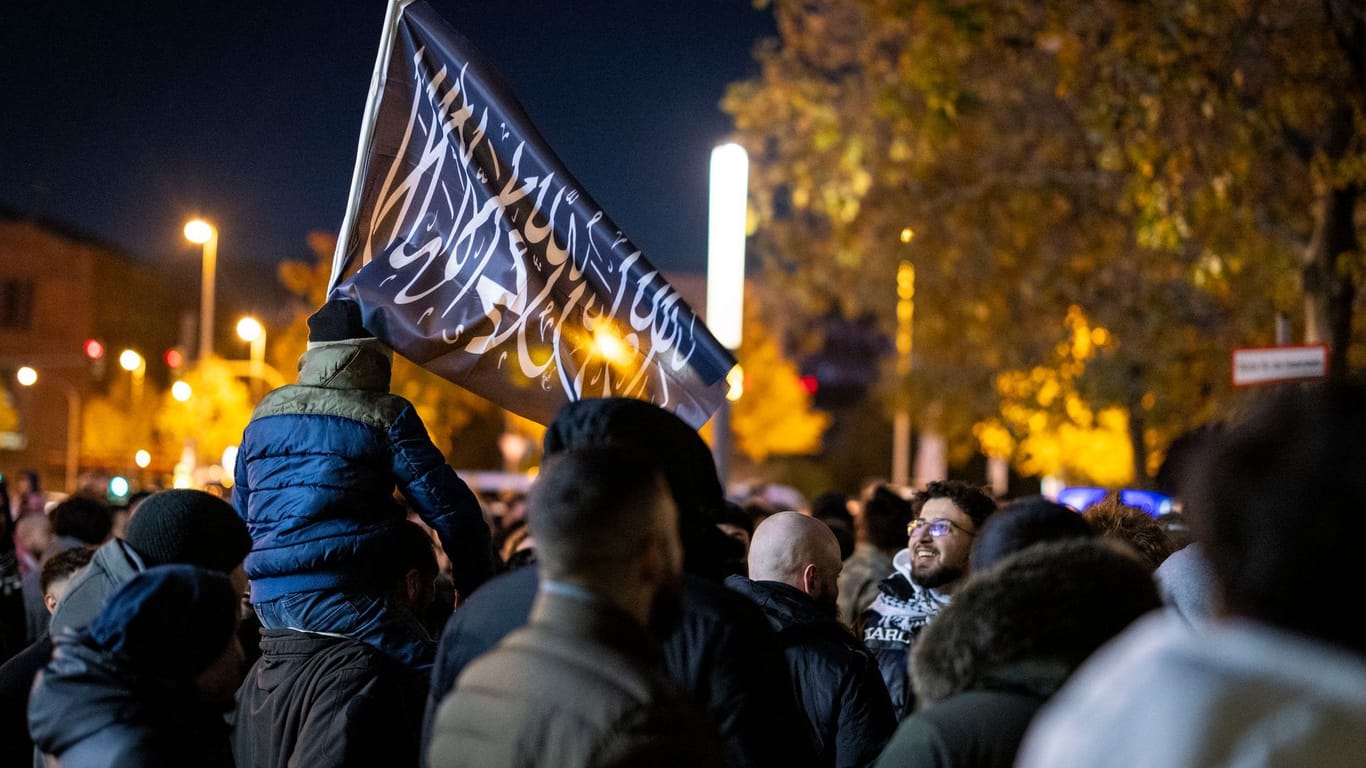 Teilnehmer der Demonstration in Essen schwenken Fahnen mit Koranauszügen: Vor allem islamistische Extremisten nutzen diese Symbolik.
