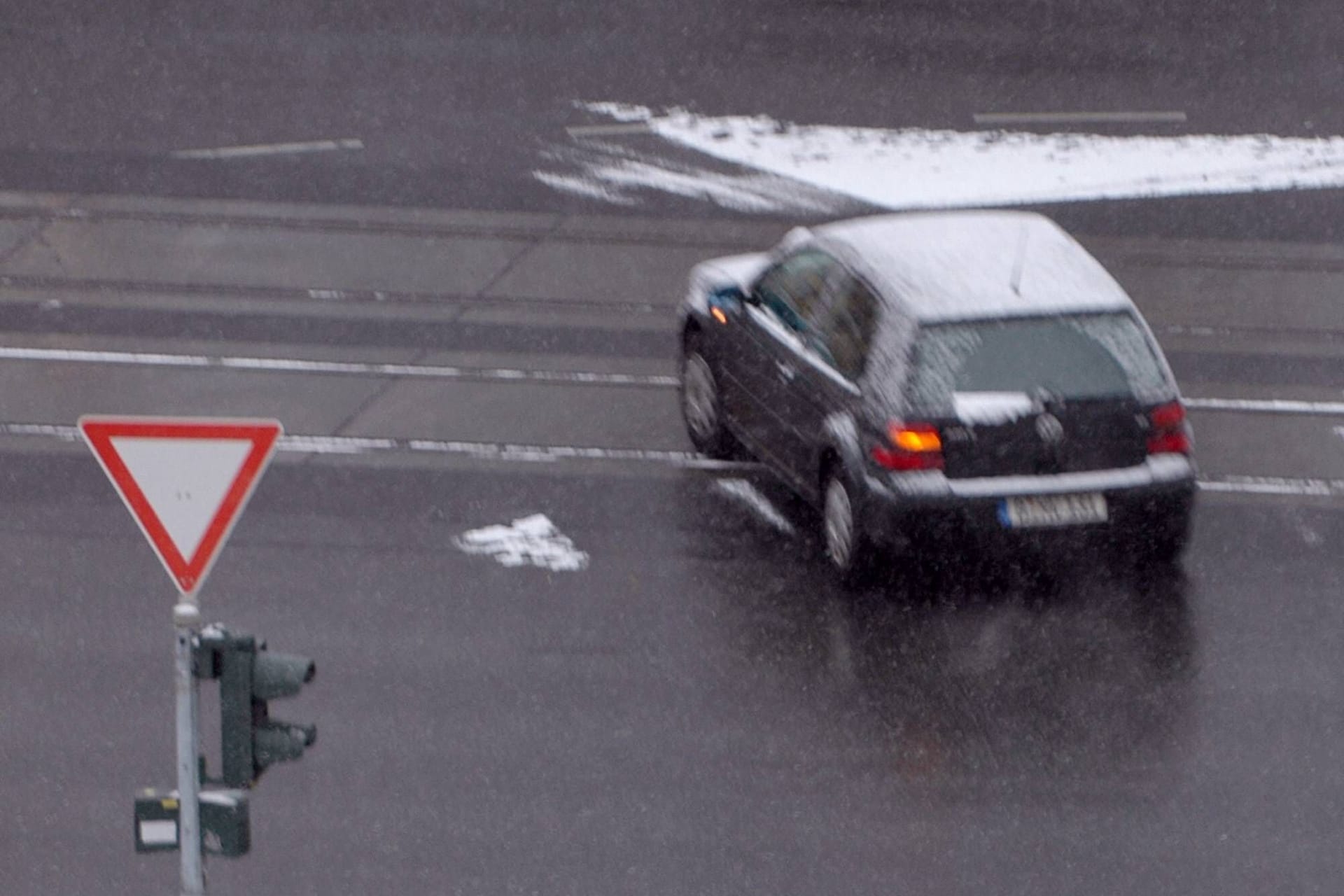 Abbiegen in eine mehrspurige Straße: Der Fahrer kann sich frei entscheiden, welchen Fahrstreifen er befahren will.