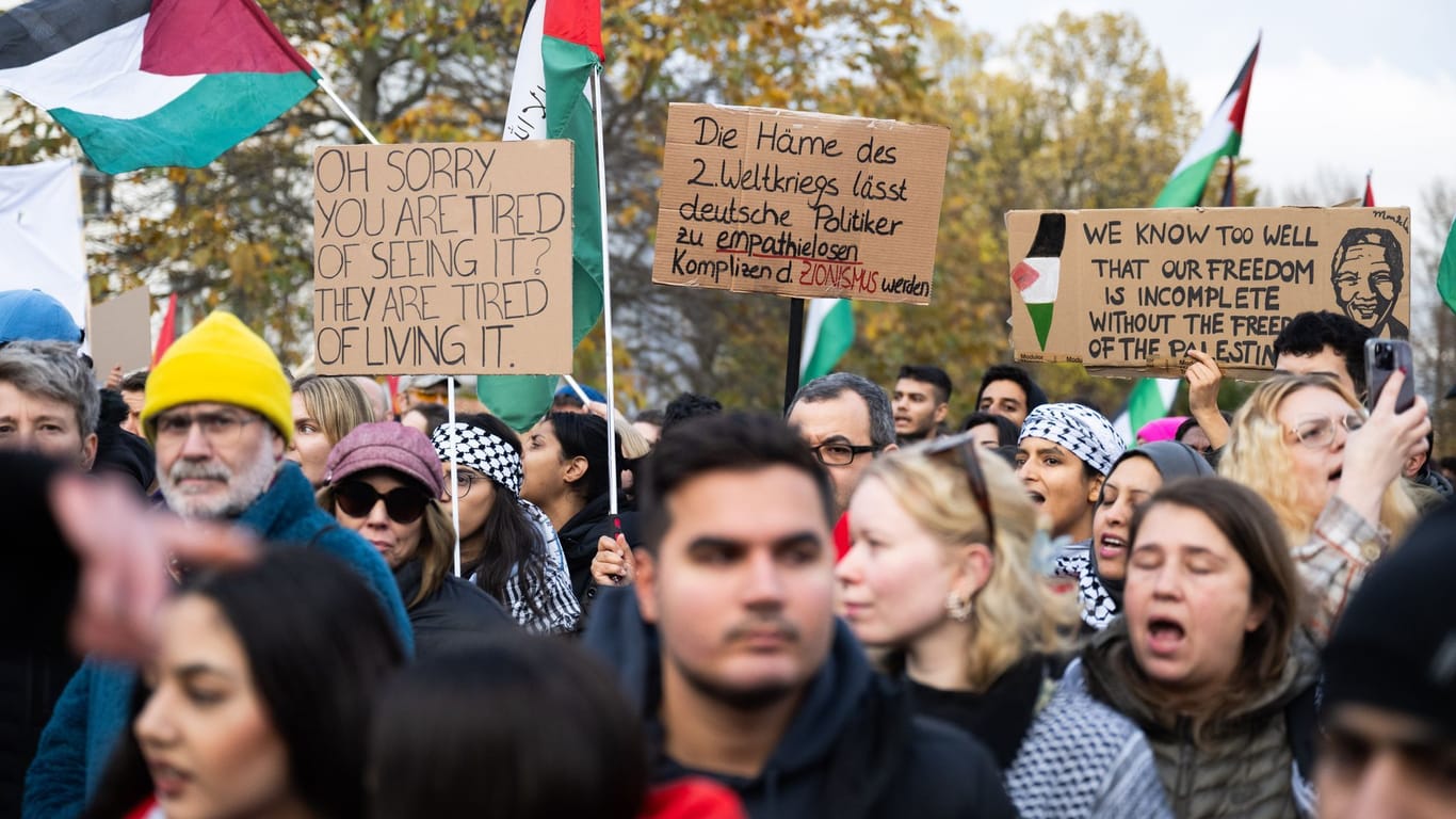 Berlin: Teilnehmer einer Demonstration halten Plakate und Transparente. Die Organisatoren wollen gegen die «anhaltende Verletzung der Menschenrechte» demonstrieren.