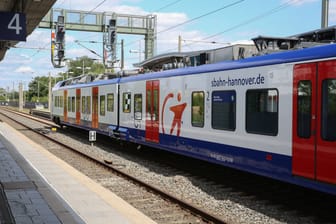 Eine S-Bahn in Hannover (Symbolbild): Fahrgäste müssen sich bis Anfang Dezember auf Einschränkungen gefasst machen.