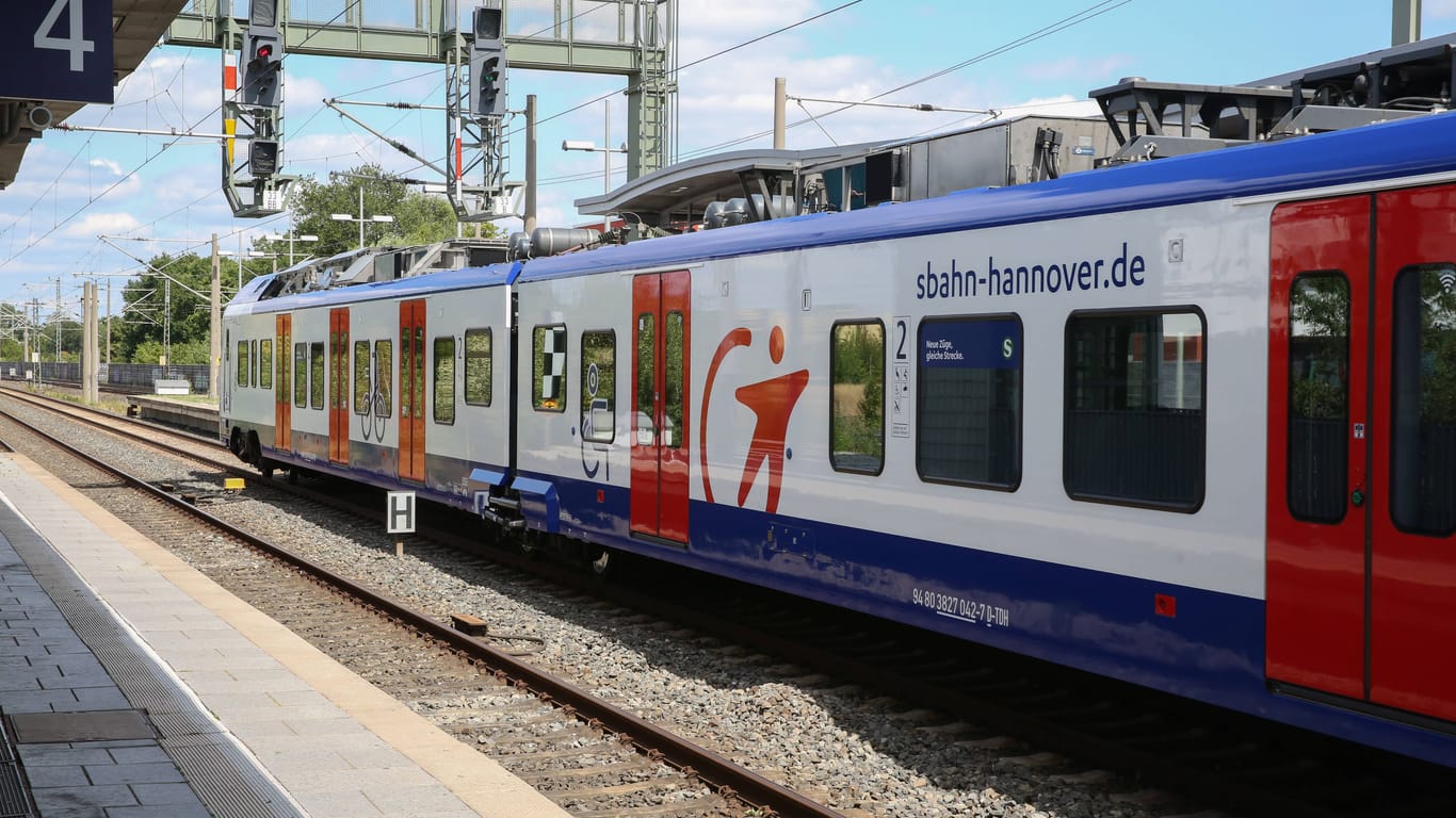Eine S-Bahn in Hannover (Symbolbild): Fahrgäste müssen sich bis Anfang Dezember auf Einschränkungen gefasst machen.