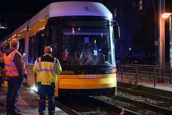 Die beschädigte Tram: An der Torstraße in Mitte kam es zu einem schweren Unfall.