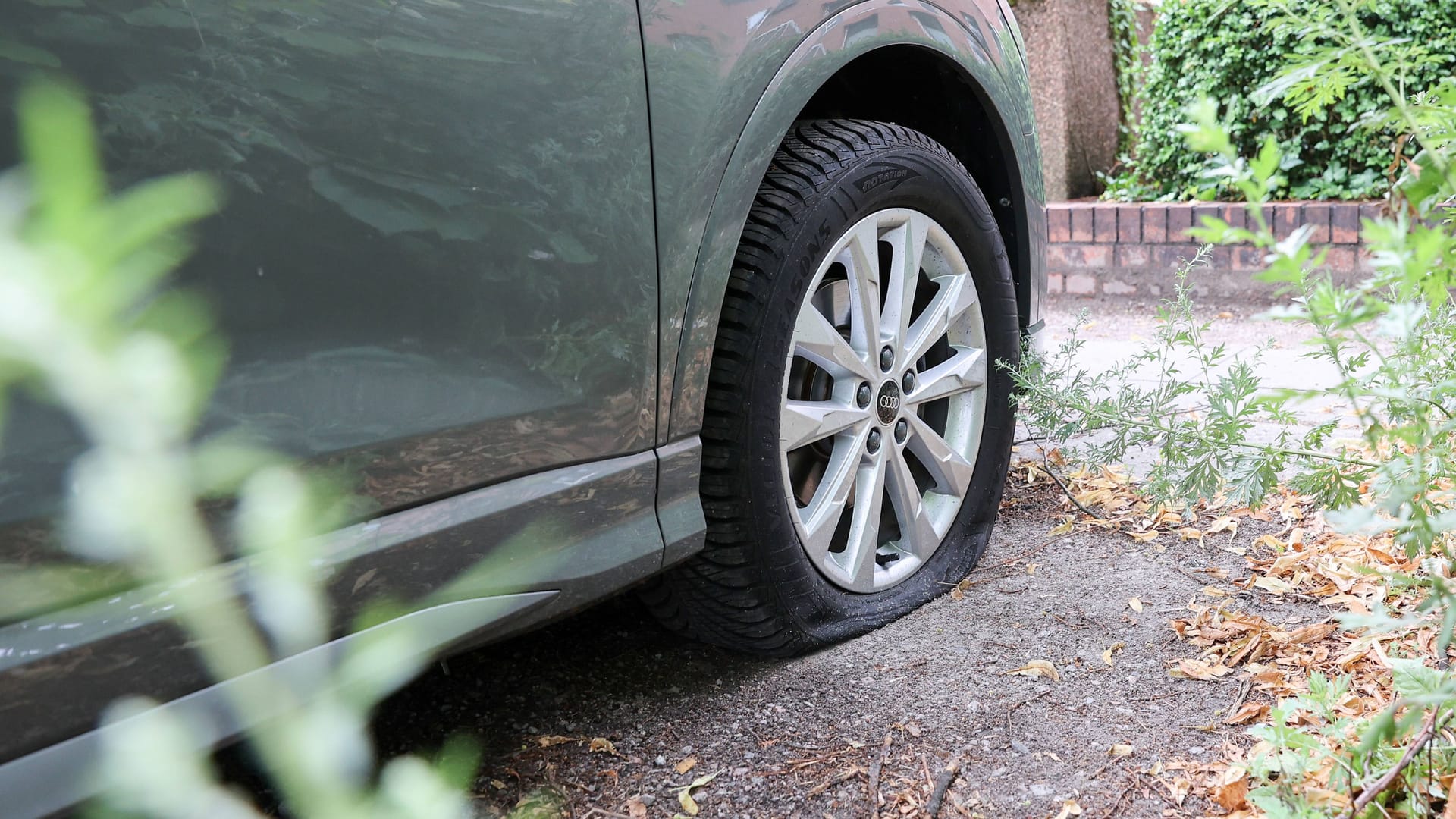 Platte Reifen an einem SUV (Archivbild): In Potsdam haben Aktivisten Dutzende SUV platt gemacht.