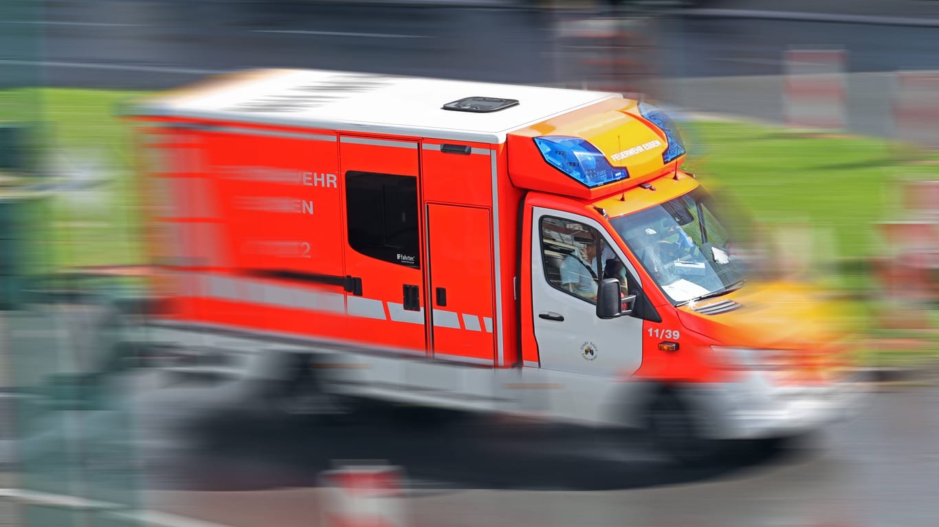 Ein Rettungswagen auf Einsatzfahrt (Symbolbild): Die beiden Fahrer kamen ins Krankenhaus.