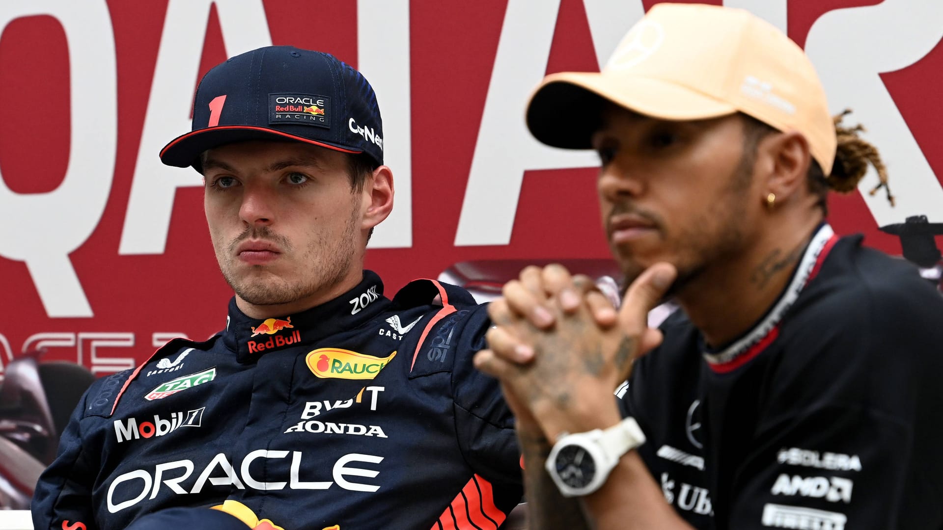 Lewis Hamilton (r.) neben Max Verstappen: Der Mercedes-Pilot will im kommenden Jahr noch einmal angreifen.