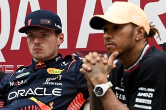 Lewis Hamilton (r.) neben Max Verstappen: Der Mercedes-Pilot will im kommenden Jahr noch einmal angreifen.