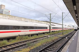 Ein ICE der Deutschen Bahn: Am Donnerstagmorgen fahren die Züge wieder. Es kann aber weiter zu Verzögerungen kommen.
