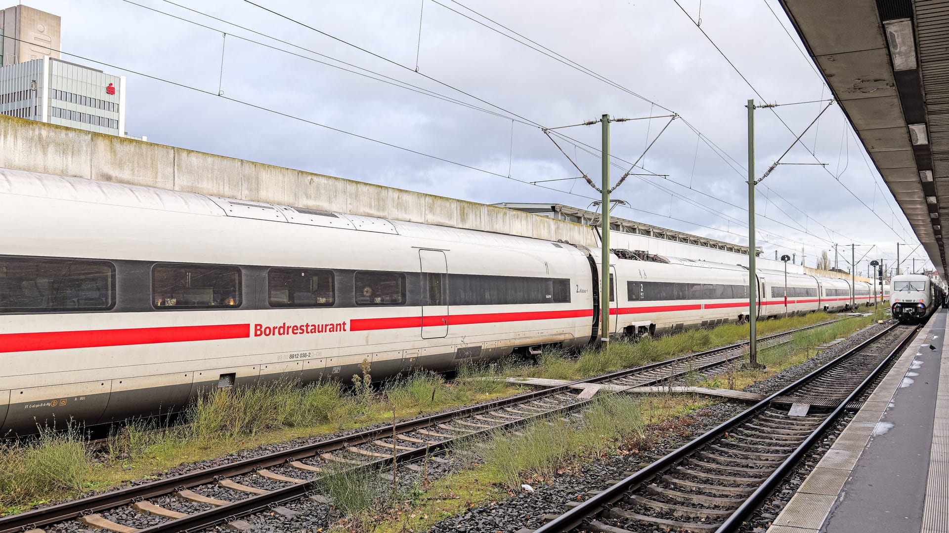 Ein ICE der Deutschen Bahn: Am Donnerstagmorgen fahren die Züge wieder. Es kann aber weiter zu Verzögerungen kommen. Ein ICE der Deutschen Bahn: Am Donnerstagmorgen fahren die Züge wieder. Es kann aber weiter zu Verzögerungen kommen.