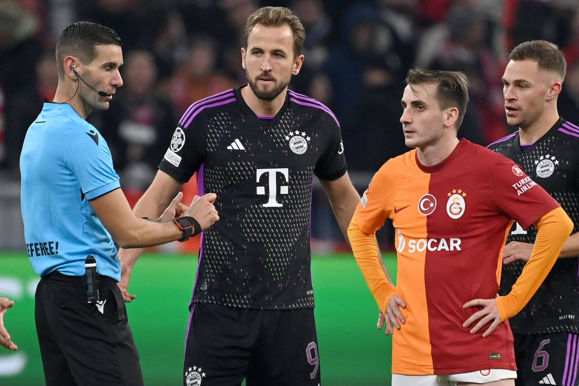 Harry Kane (m.) ist bei Schiedsrichter Antonio Nobre: Auf die Bestätigung seines Treffers musste der Bayern-Star lange warten.