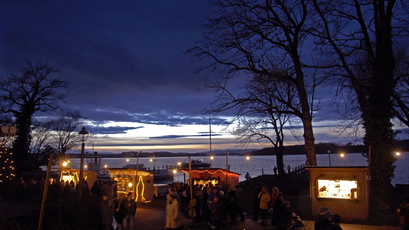 Weihnachtsmarkt auf der Fraueninsel: Die Buden stehen am Ufer des Chiemsees.