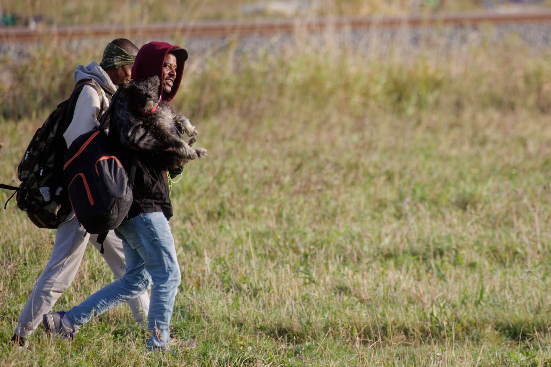 Geflüchtete bei Calais (Symbolbild): In der Nähe der französischen Hafenstadt wurden zwei Migranten totgefahren.