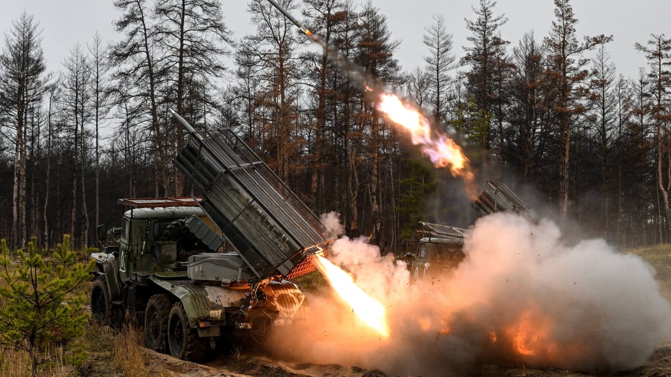 Russischer Raketenwerfer Typ BM-21 feuert eine Salve ab: Seit fast zwei Jahren rollt eine russische Kriegsmaschine durch die Ukraine.