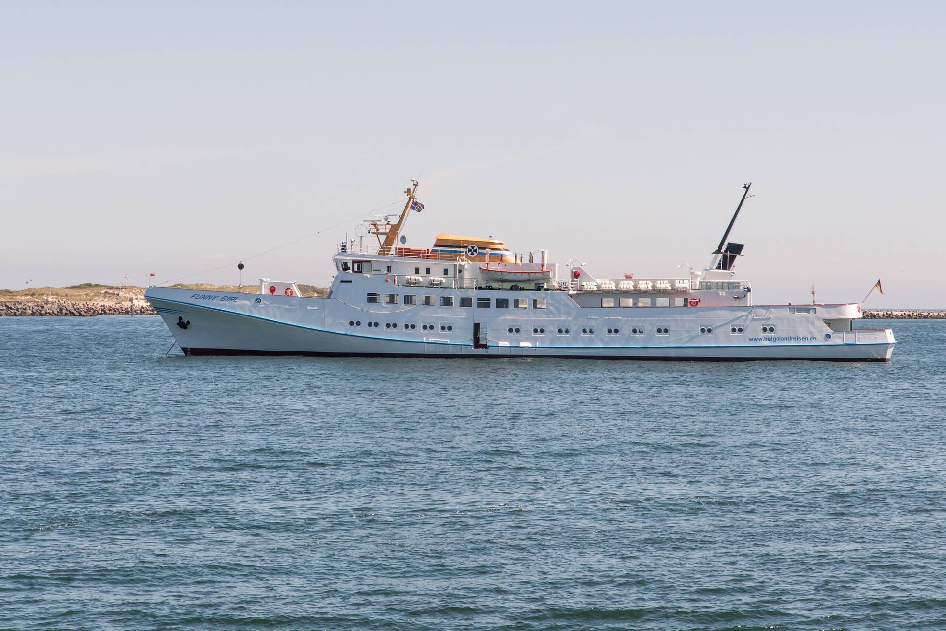 Fähre nach Helgoland (Archivbild): Am Dienstag muss sie aufgrund der Wetterbedingungen ausfallen.