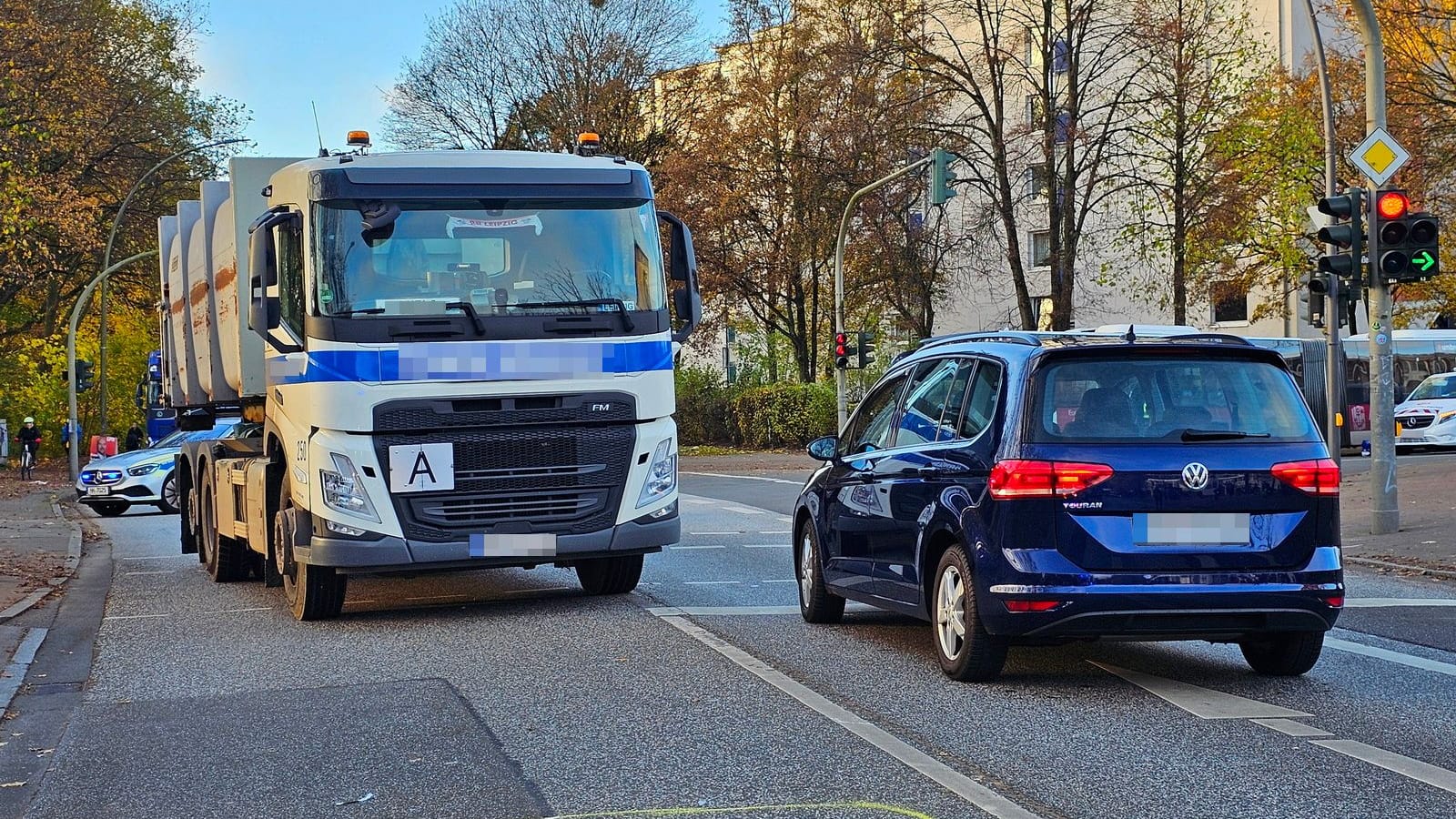 Der Lkw steht an der Unfallstelle: Auf dem Boden ist die Position der Frau gelb markiert. Der Lkw steht an der Unfallstelle: Auf dem Boden ist die Position der Frau gelb markiert.