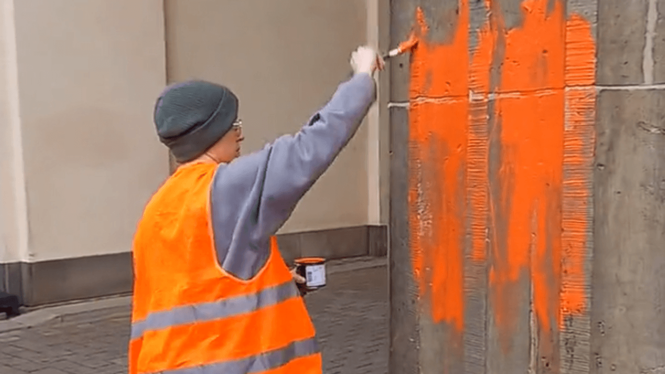Aktivist beschmiert Brandenburger Tor