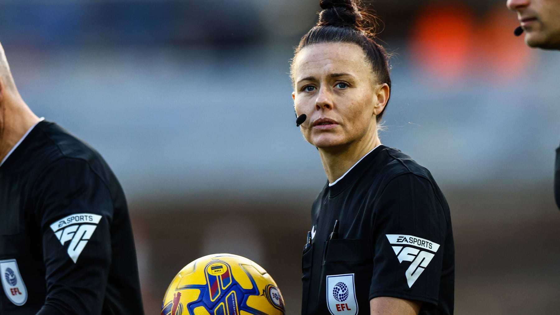 Fußball Sexistische Gesänge gegen Schiri Rebecca Welch Fans festgenommen