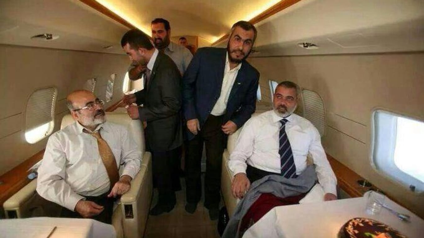 Ismail Haniyya (rechts) in einem Privatjet: Die Hamas-Chefs sollen große Vermögen haben.