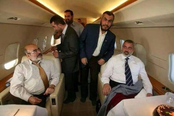 Ismail Haniyya (rechts) in einem Privatjet: Die Hamas-Chefs sollen große Vermögen haben.