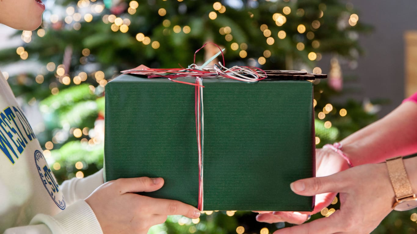Weihnachtsgeschenk: Die meisten Deutschen verschenken gern Gutscheine oder Geld.