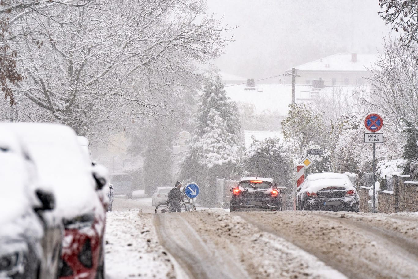 Am Montag kam es zum ersten größeren Wintereinbruch der Saison: In Wiesbaden-Kohlheck waren die Straßen schneebedeckt.
