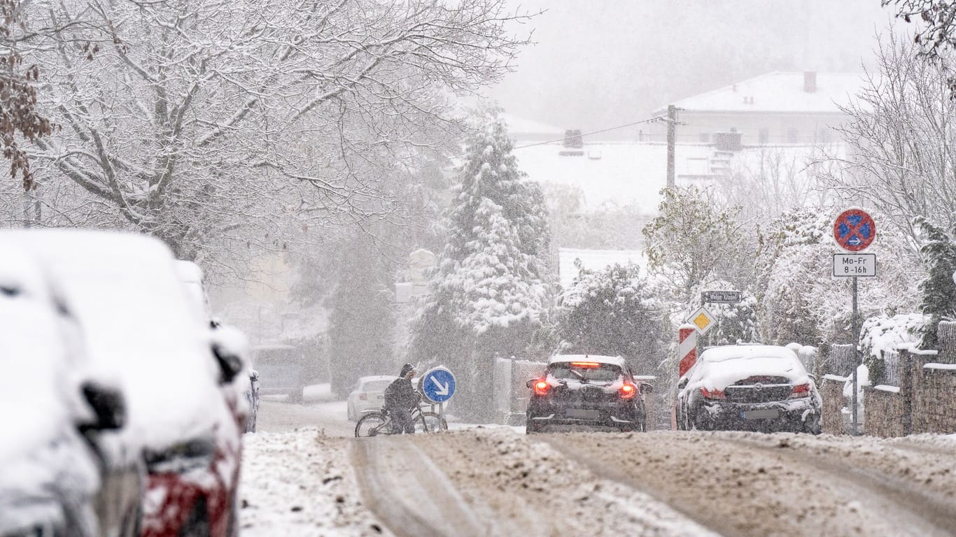 Am Montag kam es zum ersten größeren Wintereinbruch der Saison: In Wiesbaden-Kohlheck waren die Straßen schneebedeckt.