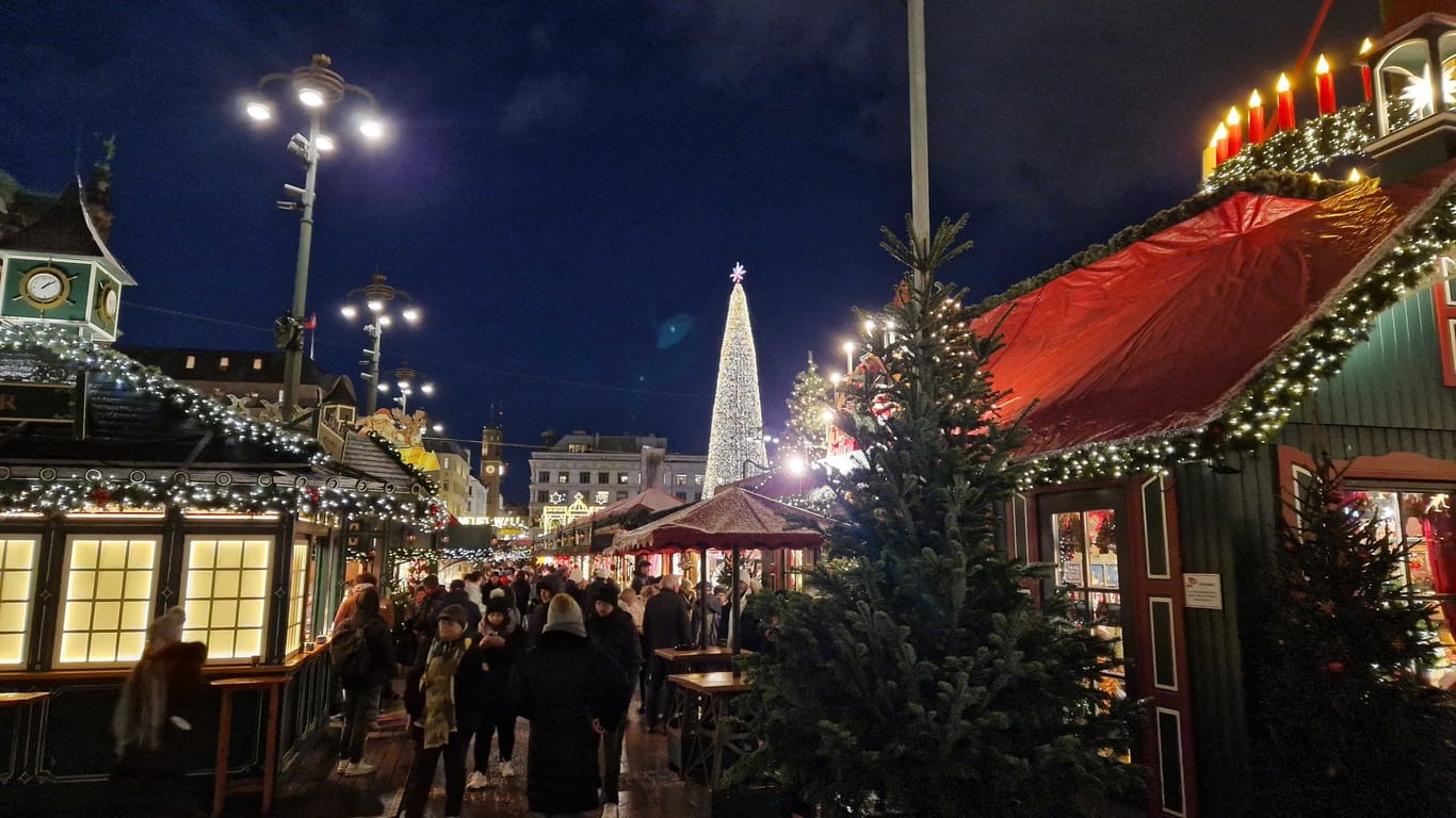 Menschen laufen über den Weihnachtsmarkt am Rathausmarkt: Hier lassen die Besucherinnen und Besucher viel Geld.