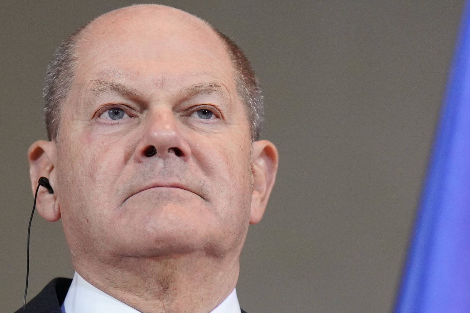 Olaf Scholz (SPD): Der deutsche Bundeskanzler will mit einer Videobotschaft auf die Haushaltskrise eingehen. Solche Videoauftritte nehmen die deutschen Kanzler traditionell nur relativ selten zu besonderen Anlässen vor.