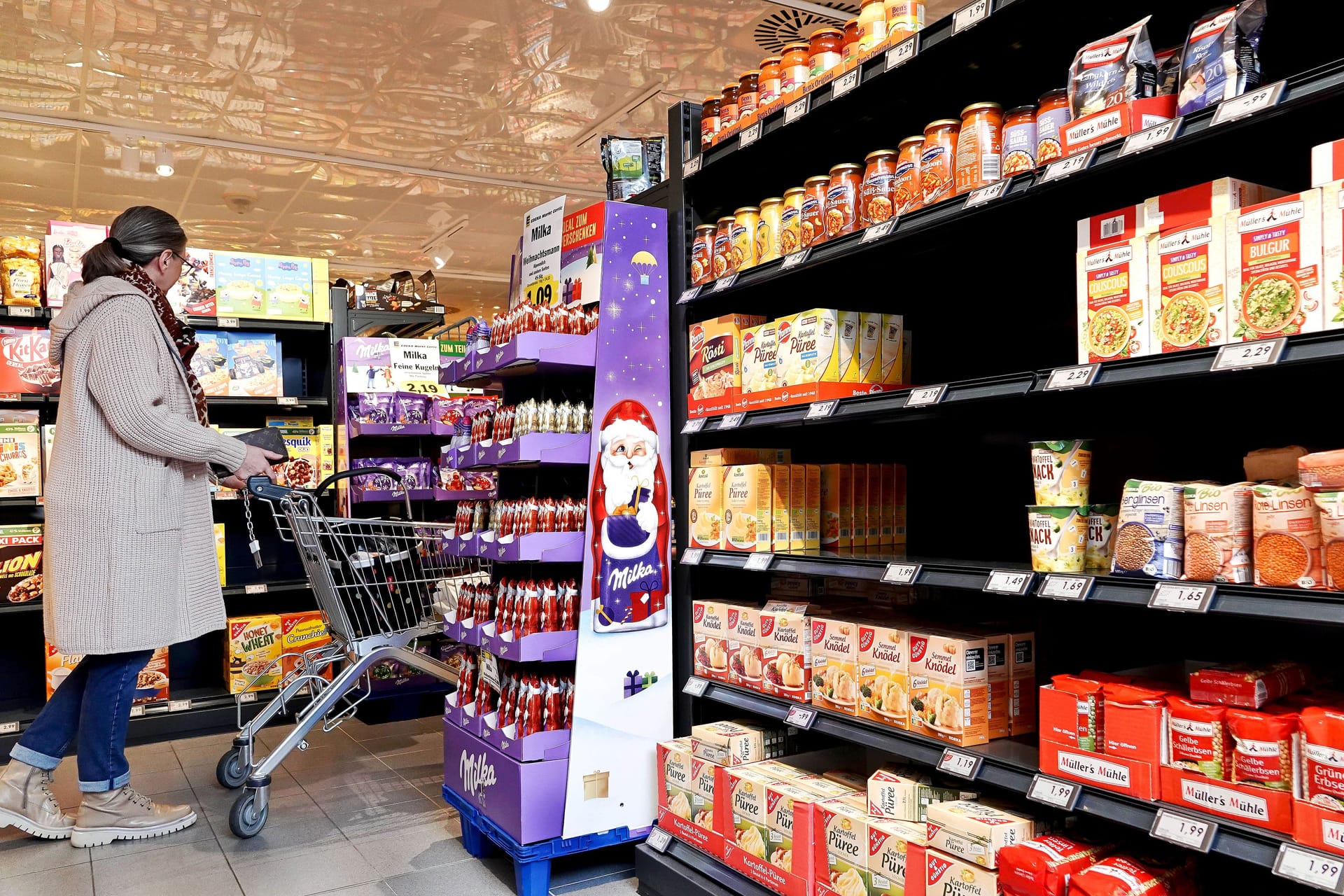 Eine Kundin schiebt einen Einkaufswagen durch ein Edeka-Center (Symbolbild): In Bremen ist der Einkaufsmarkt der erste, der die "Stille Stunde" anbietet.