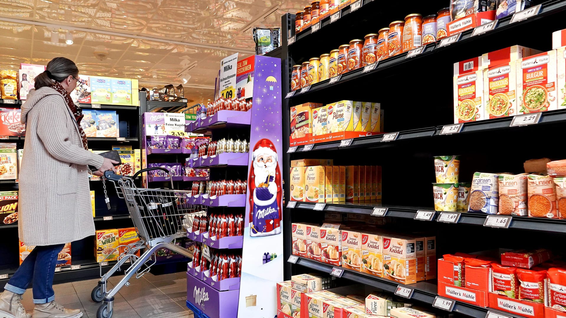 Eine Kundin schiebt einen Einkaufswagen durch ein Edeka-Center (Symbolbild): In Bremen ist der Einkaufsmarkt der erste, der die "Stille Stunde" anbietet.