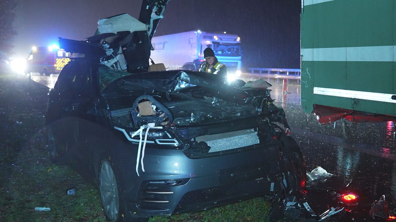 Der Land Rover an der Unfallstelle: Laut Polizei war das Auto wohl nahezu ungebremst unter den Laster gefahren.