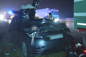 Der Land Rover an der Unfallstelle: Laut Polizei war das Auto wohl nahezu ungebremst unter den Laster gefahren.