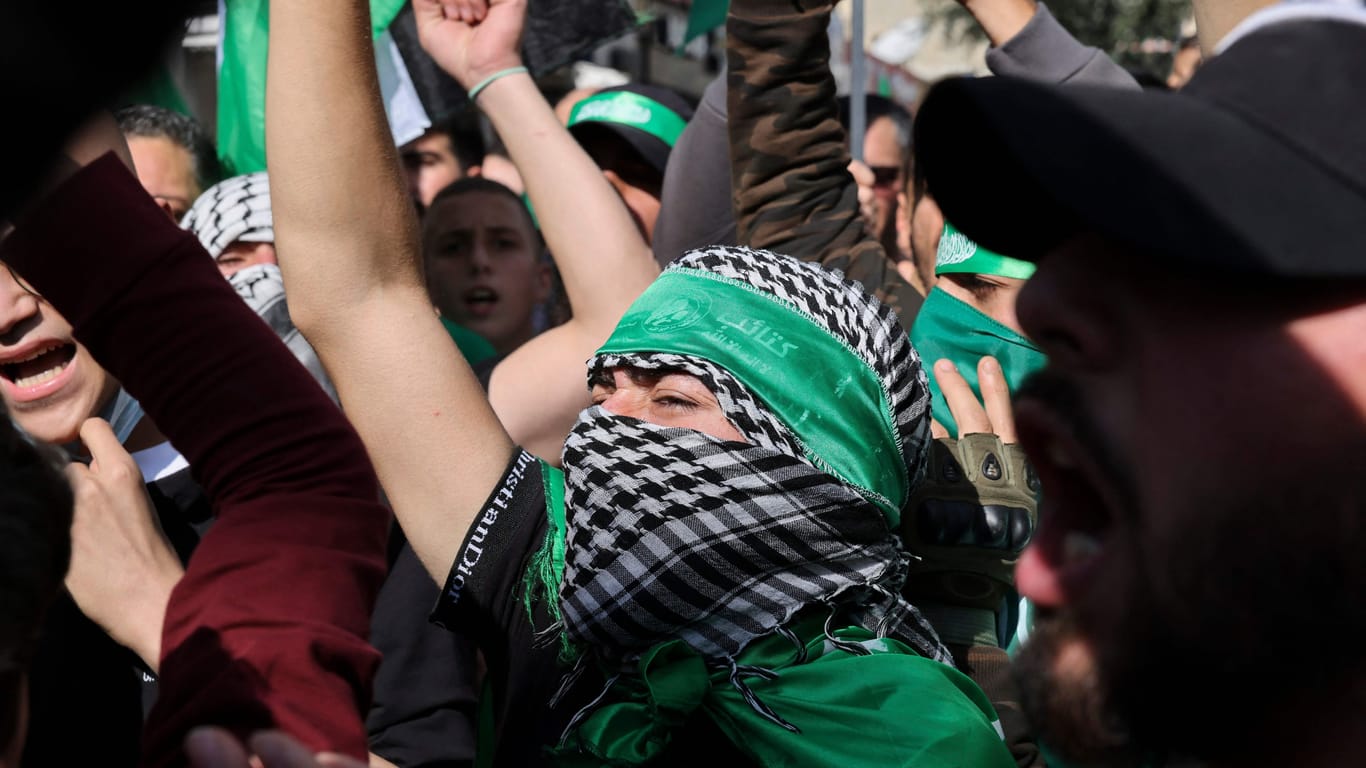 Eine Solidaritätsdemonstration mit der Hamas im von Israel besetzten Westjordanland: Die Terrororganisation hat zu neuen Protesten aufgerufen.