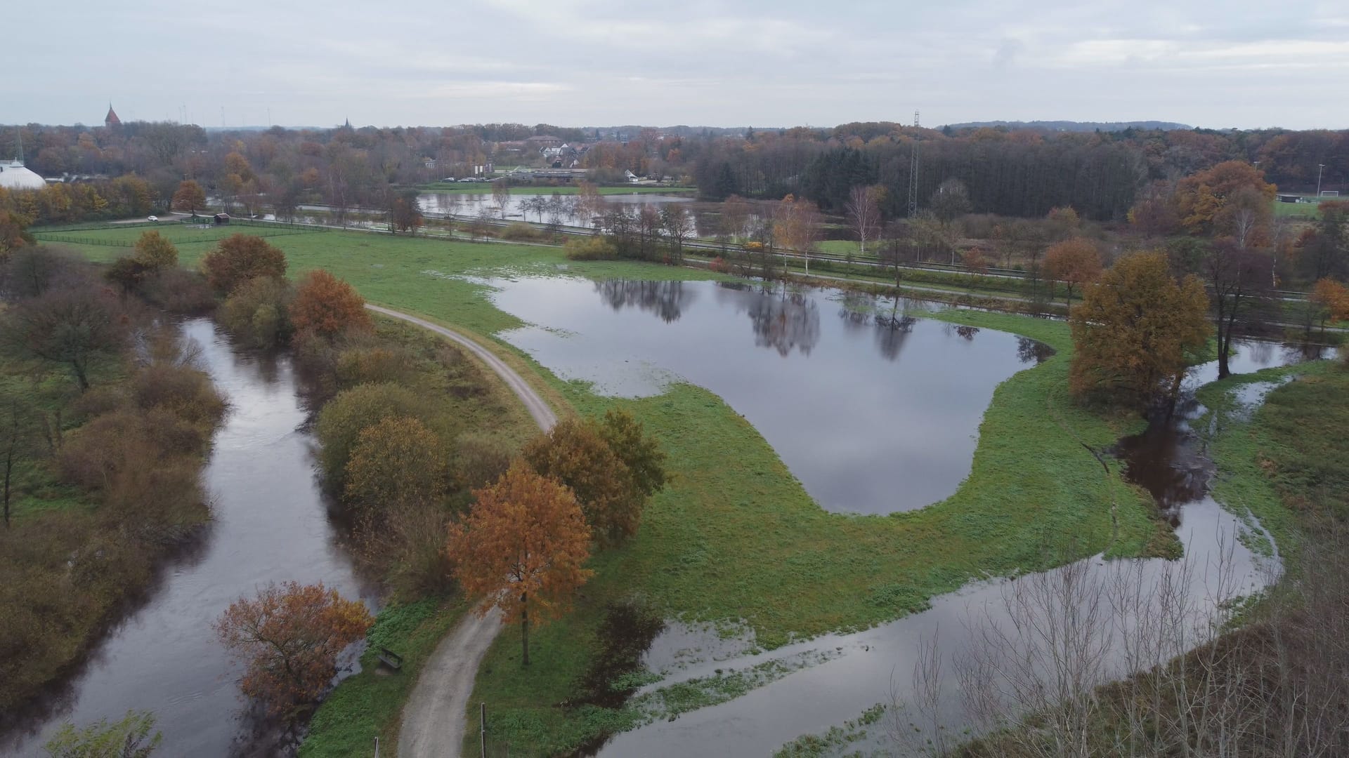 Der Fluss Delme im Landkreis Oldenburg: Das Gewässer ist zu voll und bereits über die Ufer getreten.